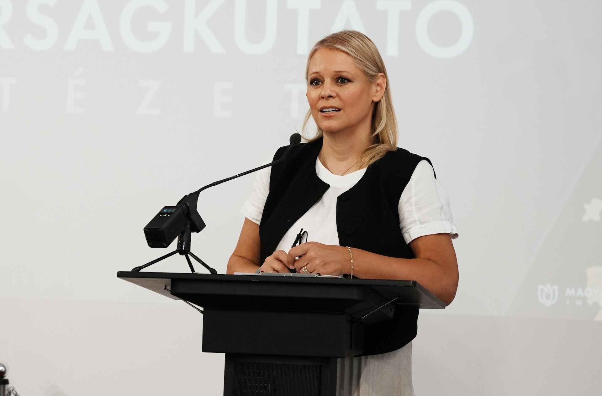 Dr. M. Lezsák Gabriella