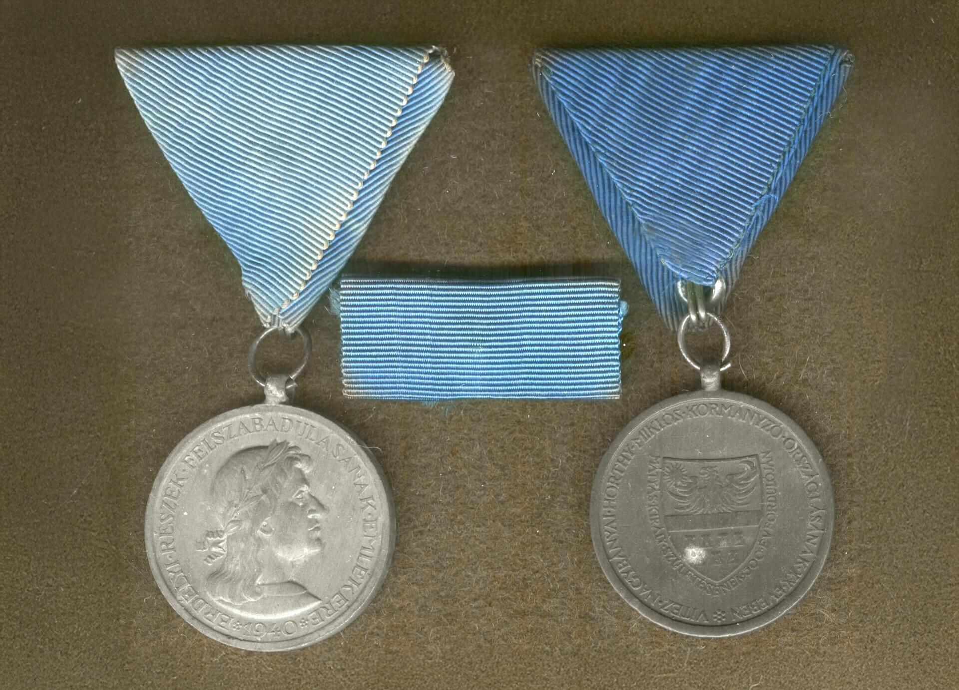 Az 1940. október 1-jén alapított és 1941. június 18-án adományozott Erdélyi Emlékérem elő- és hátlapja, valamint szalagsávja (Forrás: Babucs Zoltán gyűjteménye)