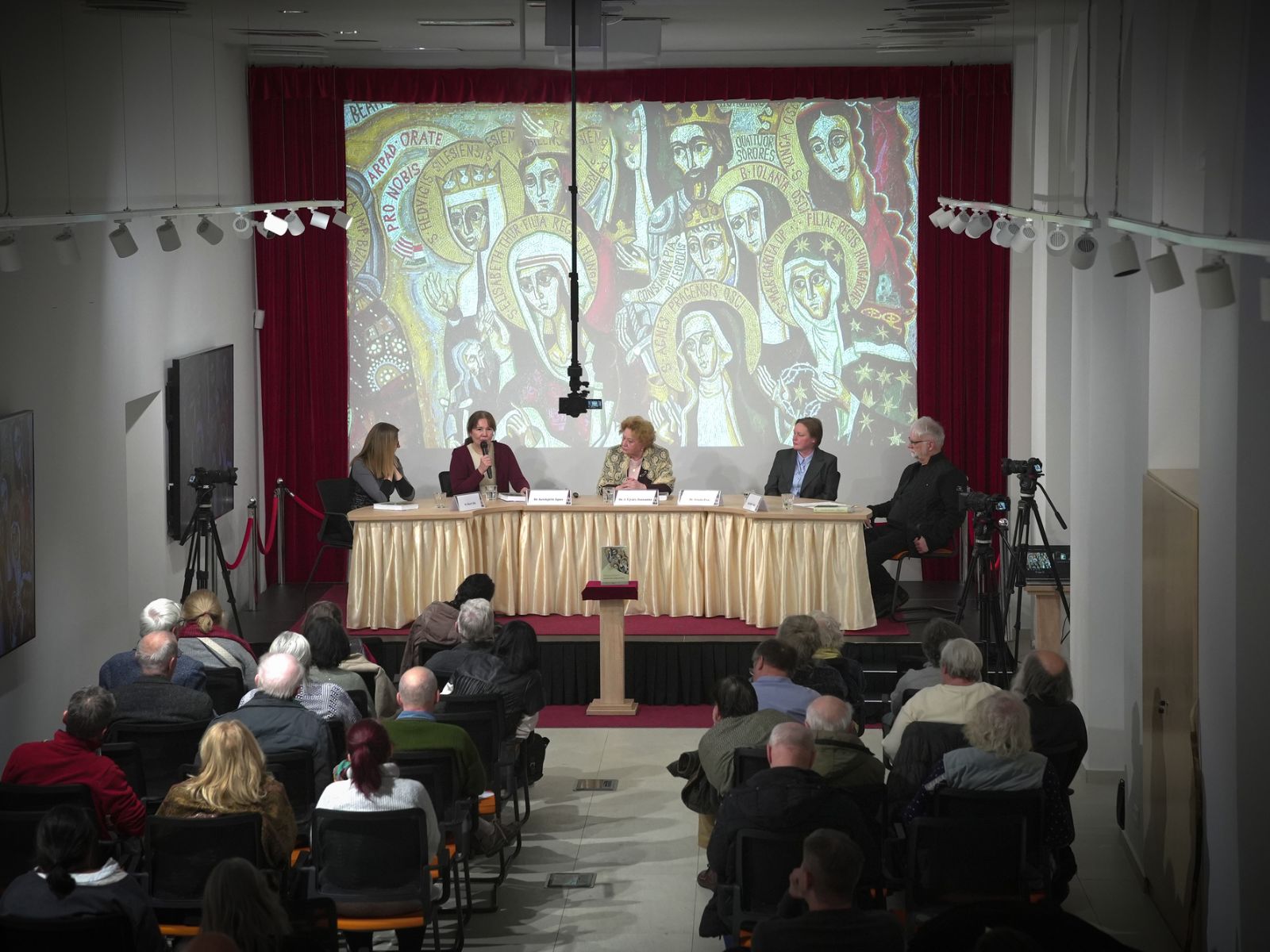 Magyar királynék és királylányok mint kulturális közvetítők a középkori Európában